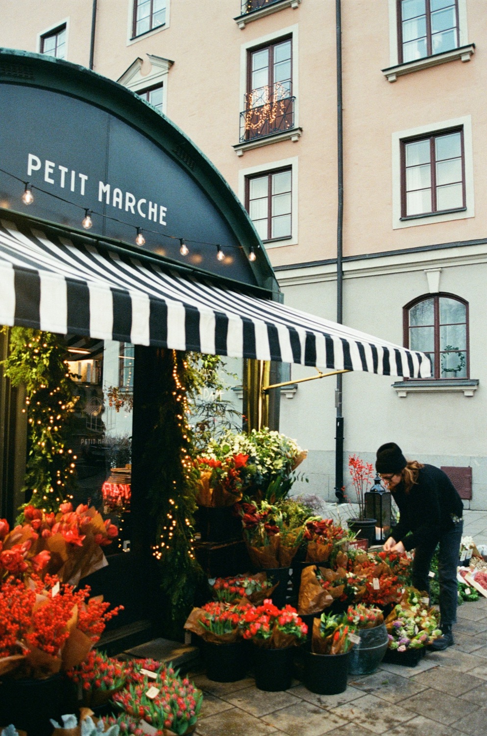 Fleuriste devant sa devanture