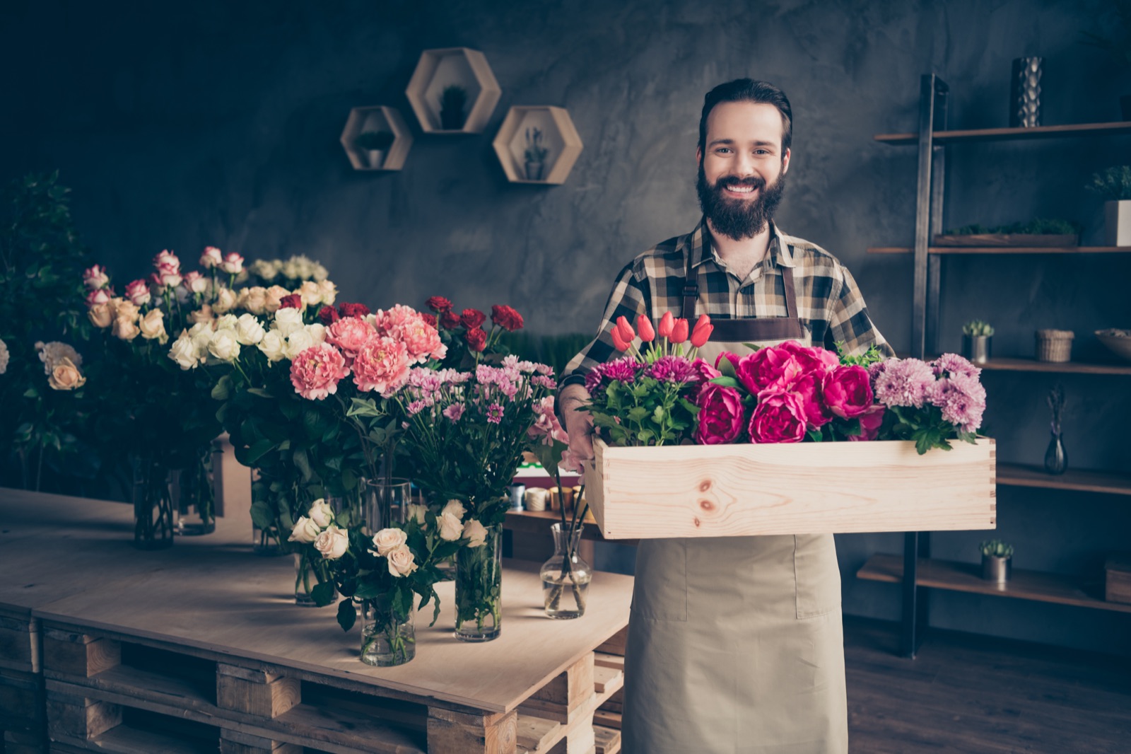 Fleuriste Happy Flower avec une caisse de fleurs